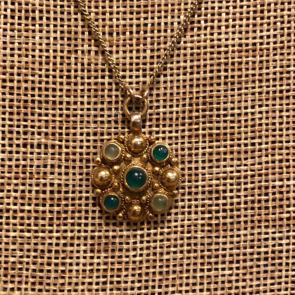 18" necklace gold and green pendant